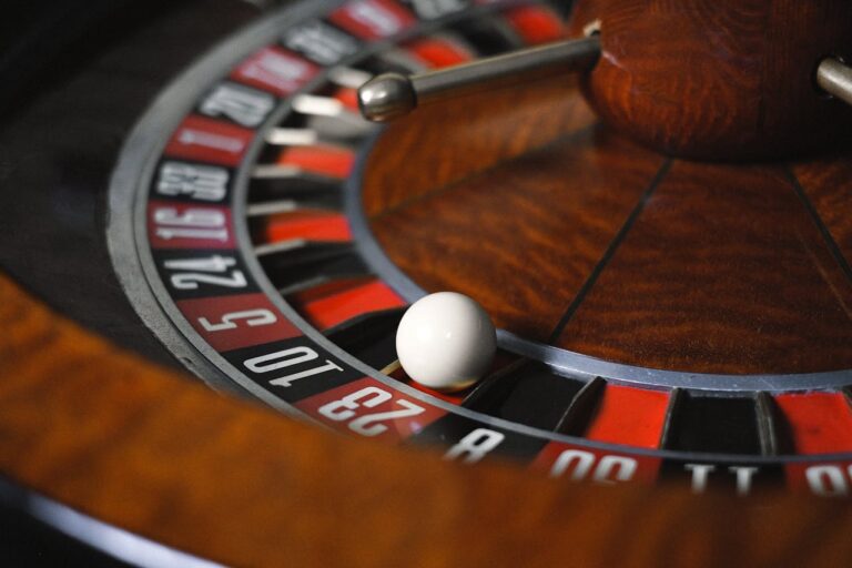 Top 5 des stratégies pour gagner à la roulette américaine sans risque